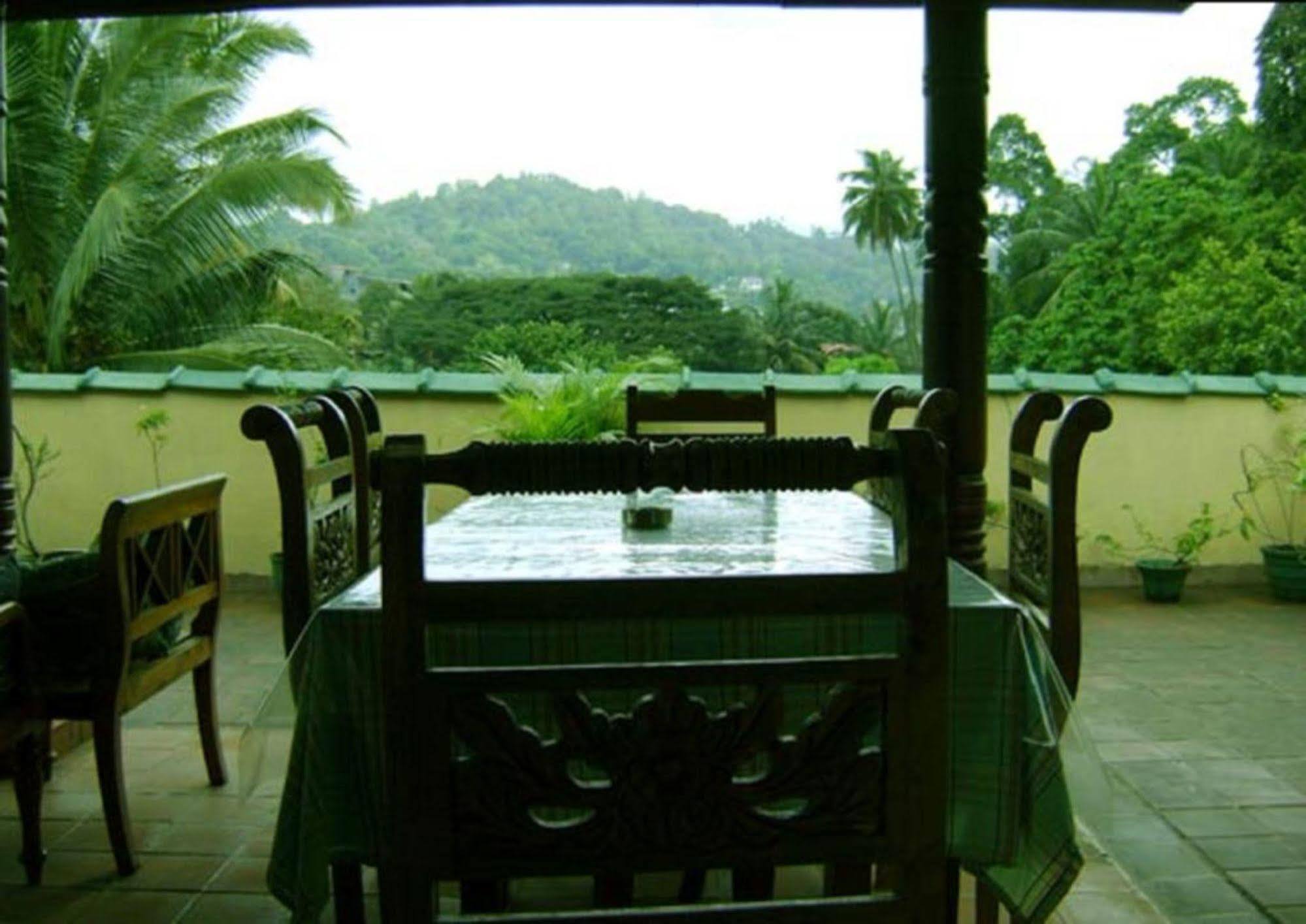 Palm Garden Home Stay Deiyannewela Bagian luar foto
